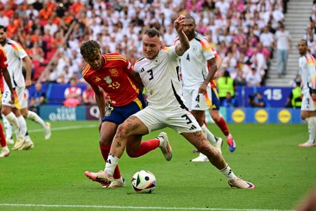 David Raum 3 (Deutschland) im Zweikampf, Aktion, mit Lamine Yamal 19 (Spanien), Spanien vs. Deutschland, Fussball, UEFA EURO, EM, Europameisterschaft,Fussball 2024, Viertelfinale, 05.07.2024 Stuttgart Baden-Würtemberg Deutschland