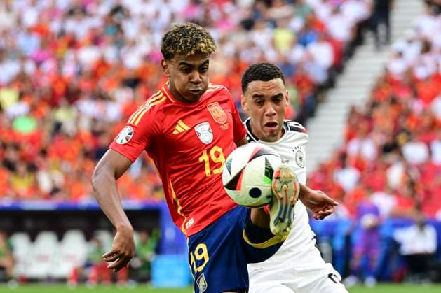 Jamal Musiala 10 (Deutschland) im Zweikampf, Aktion, mit Lamine Yamal 19 (Spanien), Spanien vs. Deutschland, Fussball, UEFA EURO, EM, Europameisterschaft,Fussball 2024, Viertelfinale, 05.07.2024 Stuttgart Baden-Würtemberg Deutschland