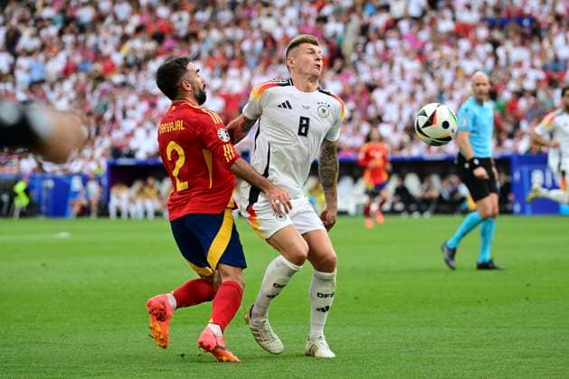 Daniel Carvajal 2 (Spanien) im Zweikampf, Aktion, mit Toni Kroos 8 (Deutschland), Spanien vs. Deutschland, Fussball, UEFA EURO, EM, Europameisterschaft,Fussball 2024, Viertelfinale, 05.07.2024 Stuttgart Baden-Würtemberg Deutschland