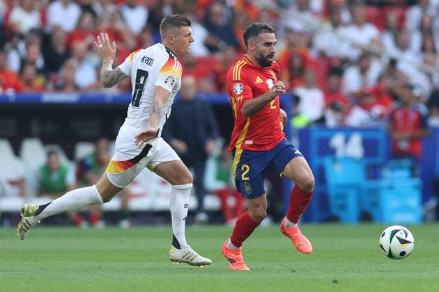 Fußball UEFA EURO, EM, Europameisterschaft,Fussball 2024 Viertelfinale Spanien - Deutschland am 05.07.2024 in der Stuttgart Arena in Stuttgart Toni Kroos ( Deutschland ), links - Daniel Carvajal ( Spanien ), rechts