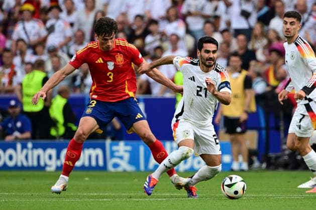 Robin Le Normand 3 (Spanien)im Zweikampf, Aktion, mit İlkay GündoÄüan 21 (Deutschland), Spanien vs. Deutschland, Fussball, UEFA EURO, EM, Europameisterschaft,Fussball 2024, Viertelfinale, 05.07.2024 Stuttgart Baden-Würtemberg Deutschland