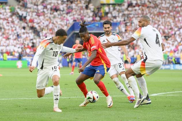 v.l. Jamal MUSIALA (GER), Nico WILLIAMS (ESP), lkay GUENDOGAN (Gündogan) (GER), Jonathan TAH (GER), Aktion, Zweikampf, Viertelfinale, Match M45, Spanien (ESP) - Deutschland (GER), am 05.07.2024 in Stuttgart Deutschland. Fussball Europameisterschaft 2024 vom 14.06. - 14.07.2024 in Deutschland. Â