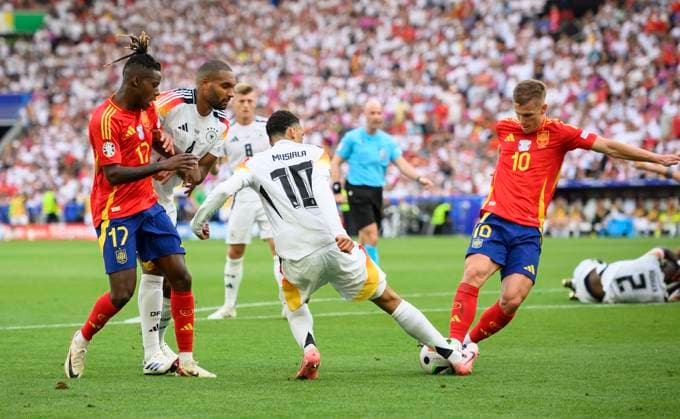 v.l. Nico WILLIAMS (ESP), Jonathan TAH (GER), Jamal MUSIALA (GER), Dani OLMO (ESP) Aktion, Zweikampf, Viertelfinale, Match M45, Spanien (ESP) - Deutschland (GER), am 05.07.2024 in Stuttgart Deutschland. Fussball Europameisterschaft 2024 vom 14.06. - 14.07.2024 in Deutschland. Â