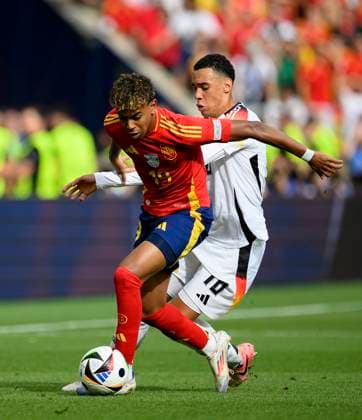 v.l. Yamal LAMINE (ESP), Jamal MUSIALA (GER) Aktion, Zweikampf, Viertelfinale, Match M45, Spanien (ESP) - Deutschland (GER), am 05.07.2024 in Stuttgart Deutschland. Fussball Europameisterschaft 2024 vom 14.06. - 14.07.2024 in Deutschland. Â