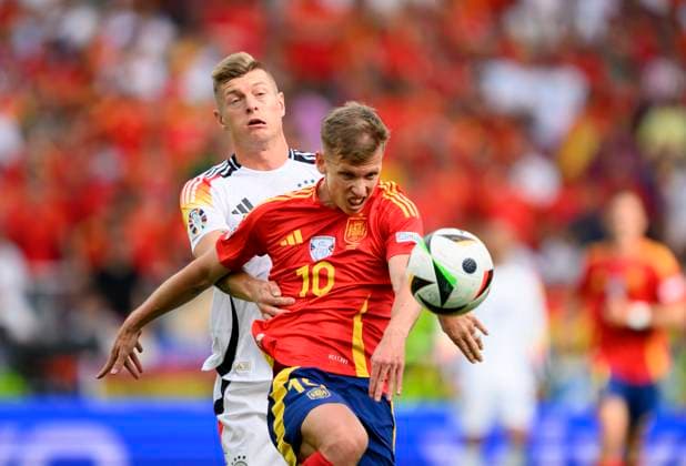 v.l. Toni KROOS (GER), Dani OLMO (ESP) Aktion, Zweikampf, Viertelfinale, Match M45, Spanien (ESP) - Deutschland (GER), am 05.07.2024 in Stuttgart Deutschland. Fussball Europameisterschaft 2024 vom 14.06. - 14.07.2024 in Deutschland. Â