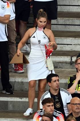 05.07.2024, xjhx, Fussball EM 2024 1 4 Finale, Deutschland - Spanien emspor, v.l. Lisa Füllkrug die Frau von Niclas Füllkrug (Tochter Emilia) (DFL DFB REGULATIONS PROHIBIT ANY USE OF PHOTOGRAPHS as IMAGE SEQUENCES and or QUASI-VIDEO) Stuttgart