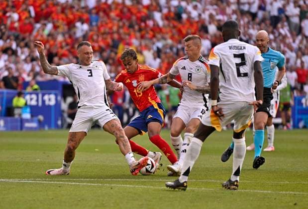 05.07.2024, Fussball UEFA EURO, EM, Europameisterschaft,Fussball 2024, Viertelfinale, Spanien - Deutschland, in der Stuttgart-Arena. v.l. David Raum (Deutschland), Lamine Yamal (Spanien) und Toni Kroos (Deutschland) und Antonio Rüdiger (Deutschland)