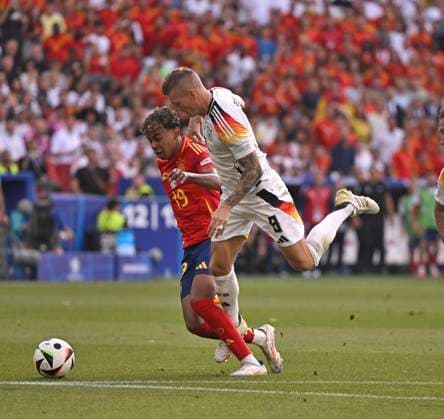 05.07.2024, Fussball UEFA EURO, EM, Europameisterschaft,Fussball 2024, Viertelfinale, Spanien - Deutschland, in der Stuttgart-Arena. v.l. Lamine Yamal (Spanien) gegen Toni Kroos (Deutschland)