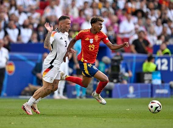 05.07.2024, Fussball UEFA EURO, EM, Europameisterschaft,Fussball 2024, Viertelfinale, Spanien - Deutschland, in der Stuttgart-Arena. v.l. David Raum (Deutschland) gegen Lamine Yamal (Spanien)