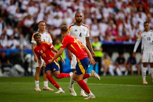 Spain s Dani Olmo (C) jubilates with his teammate Lamine Yamal (L) after scoring the 1-0 during the UEFA EURO, EM, Europameisterschaft,Fussball 2024 s quarter-finals game between Spain and Germany at MHPArena stadium in Stuttgart, Germany, 05 July 2024. Spain vs. Germany !ACHTUNG: NUR REDAKTIONELLE NUTZUNG!  Copyright: xAlbertoxEstevezx GRAF2277 20240705-55014071597_1