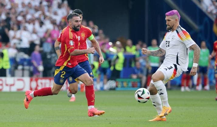 Daniel Carvajal, Robert Andrich Zweikampf Spielszene Aktion Fußball Fussball Europameisterschaft Euro 2024 EM Viertelfinale Herren Saison 2023 2024 05.07.2024 Spanien ESP vs. Deutschland GER in Stuttgart DFL regulations prohibit any use of photographs as image sequences and or quasi-video.