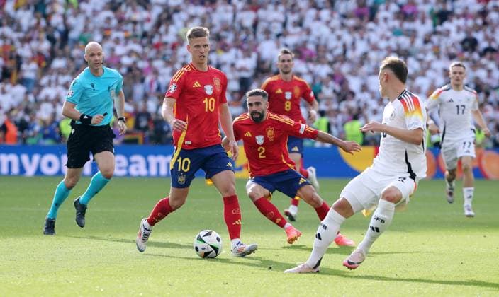 Dani Olmo, Daniel Carvajal, Joshua Kimmich Zweikampf Spielszene Aktion Fußball Fussball Europameisterschaft Euro 2024 EM Viertelfinale Herren Saison 2023 2024 05.07.2024 Spanien ESP vs. Deutschland GER in Stuttgart DFL regulations prohibit any use of photographs as image sequences and or quasi-video.