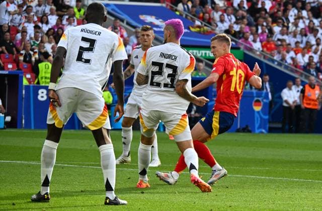 05.07.2024, xsltx, Fussball EM 2024 1 4 Finale, Deutschland - Spanien emspor, v.l. Dani Olmo (Spanien) Goal scored, erziehlt das Tor zum 0:1 (DFL DFB REGULATIONS PROHIBIT ANY USE OF PHOTOGRAPHS as IMAGE SEQUENCES and or QUASI-VIDEO) Stuttgart