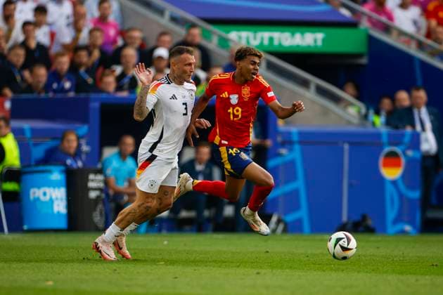 Spain s Lamine Yamal (R) in action against Germany s David Raum (L) during the UEFA EURO, EM, Europameisterschaft,Fussball 2024 s quarter-finals game between Spain and Germany at MHPArena stadium in Stuttgart, Germany, 05 July 2024. Spain vs. Germany !ACHTUNG: NUR REDAKTIONELLE NUTZUNG!  Copyright: xAlbertoxEstevezx GRAF2287 20240705-55014071625_1