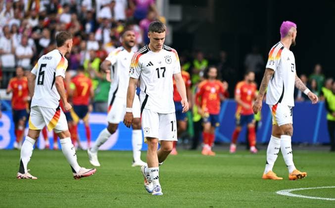 Fussball, Europameisterschaft, EURO 2024, Viertelfinale, MHP-Arena Stuttgart: Spanien Deutschland; Florian Wirtz (GER), Joshua Kimmich (GER), Jonathan Tah (GER), Robert Andrich (GER) enttäuscht nach dem Tor zum 1:0 durch Dani Olmo (SPA). Enttäuschung, Frust, Aktion.