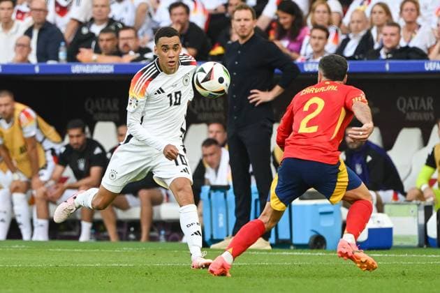 Fußball, Herren, Saison 2023 24, Euro EM 2024, Viertelfinale in Stuttgart, Spanien - Deutschland, Jamal Musiala (Deutschland) und Dani Carvajal (Spanien) im Zweikampf , 05.07. 2024, Copyright: xMatthiasxKochx