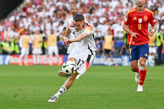 05.07.2024, xpsx, Fussball EM 2024 1 4 Finale, Deutschland - Spanien emspor, v.l. Florian Wirtz (Deutschland, 17) am Ball, plays the ball (DFL DFB REGULATIONS PROHIBIT ANY USE OF PHOTOGRAPHS as IMAGE SEQUENCES and or QUASI-VIDEO) Stuttgart
