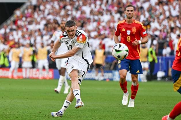 05.07.2024, xpsx, Fussball EM 2024 1 4 Finale, Deutschland - Spanien emspor, v.l. Florian Wirtz (Deutschland, 17) am Ball, plays the ball (DFL DFB REGULATIONS PROHIBIT ANY USE OF PHOTOGRAPHS as IMAGE SEQUENCES and or QUASI-VIDEO) Stuttgart