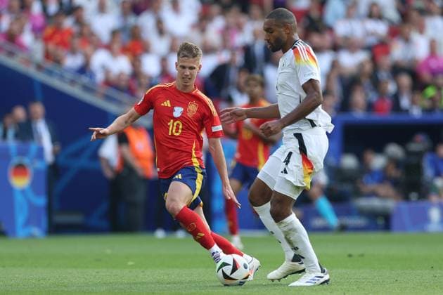 Fußball UEFA EURO, EM, Europameisterschaft,Fussball 2024 Viertelfinale Spanien - Deutschland am 05.07.2024 in der Stuttgart Arena in Stuttgart Jonathan Tah ( Deutschland ), vorne - Dani Olmo ( Spanien ), hinten
