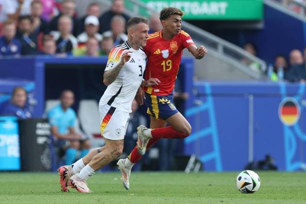 Fußball UEFA EURO, EM, Europameisterschaft,Fussball 2024 Viertelfinale Spanien - Deutschland am 05.07.2024 in der Stuttgart Arena in Stuttgart David Raum ( Deutschland ), vorne - Lamine Yamal ( Spanien ), hinten