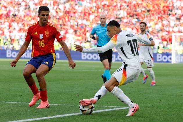 Spain s Rodri (L) in action against Germany s Jamal Musiala (R) during the UEFA EURO, EM, Europameisterschaft,Fussball 2024 s quarter-finals game between Spain and Germany at MHPArena stadium in Stuttgart, Germany, 05 July 2024. Spain vs. Germany !ACHTUNG: NUR REDAKTIONELLE NUTZUNG!  Copyright: xJ.JxGuillenx GRAF2284 20240705-55014071670_1