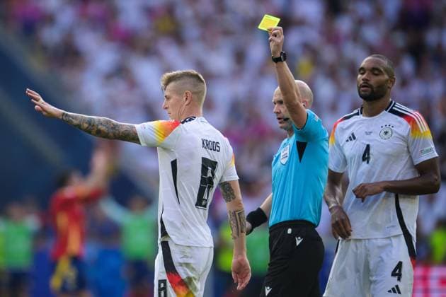 240705 Toni Kroos of Germany receives a yellow card from referee Anthony Taylor during the UEFA EURO, EM, Europameisterschaft,Fussball 2024 Football Championship quarterfinal between Spain and Germany on July 5, 2024 in Stuttgart. Photo: Mathias Bergeld BILDBYRAN kod MB MB0942 fotboll football soccer fotball fotbolls-em europamästerskap em uefa euro uefa european football championship euro 2024 kvartsfinal quarterfinal quarterfinals spanien spain tyskland germany bbeng bbauto Copyright: MATHIASxBERGELD BB240705MB054