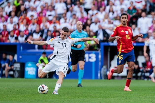 UEFA EURO, EM, Europameisterschaft,Fussball 2024: Spanien - Deutschland; 05.07.2024 Florian Wirtz (Deutschland, 17), Rodri (Spanien, 16) UEFA EURO 2024: Spanien - Deutschland; Stuttgart Arena, Stuttgart am 05.07.2024 Copyright: xBEAUTIFULxSPORTS Wunderlx