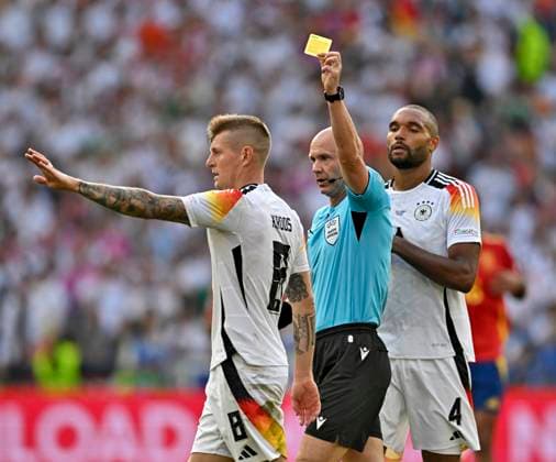 05.07.2024, Fussball UEFA EURO, EM, Europameisterschaft,Fussball 2024, Viertelfinale, Spanien - Deutschland, in der Stuttgart-Arena. Schiedsrichter Anthony Taylor (England) zeigt Toni Kroos (Deutschland) die gelbe Karte,