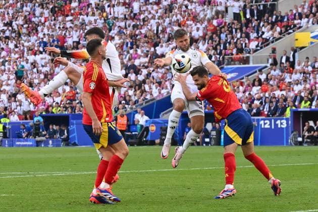 Fußball, Herren, Saison 2023 24, Euro EM 2024, Viertelfinale in Stuttgart, Spanien - Deutschland, Niclas Füllkrug Fuellkrug (Deutschland) und Nacho (Spanien) im Zweikampf , 05.07. 2024, Copyright: xMatthiasxKochx