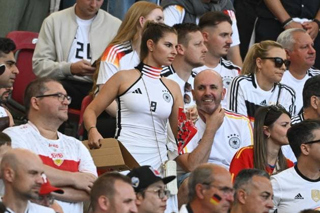 05.07.2024, xpsx, Fussball EM 2024 1 4 Finale, Deutschland - Spanien emspor, v.l. Lisa Füllkrug (Freundin von Niclas Fuellkrug (Füllkrug, Deutschland, 9) (DFL DFB REGULATIONS PROHIBIT ANY USE OF PHOTOGRAPHS as IMAGE SEQUENCES and or QUASI-VIDEO) Stuttgart