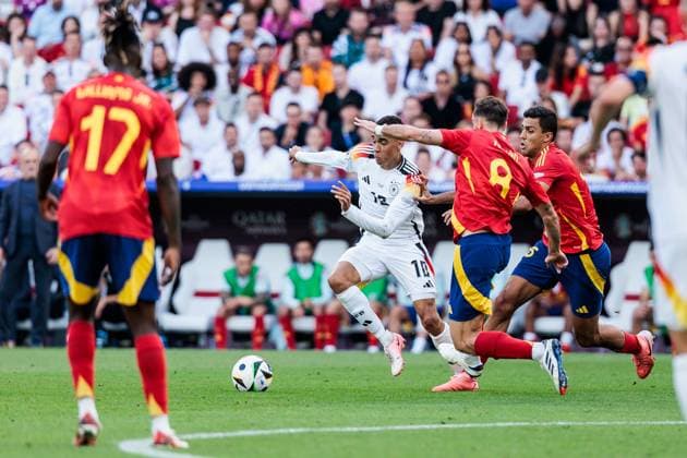 UEFA EURO, EM, Europameisterschaft,Fussball 2024: Spanien - Deutschland; 05.07.2024 Jamal Musiala (Deutschland, 10), Fabian Ruiz (Spanien, 8), .Alex Baena (Spanien, 15), UEFA EURO 2024: Spanien - Deutschland; Stuttgart Arena, Stuttgart am 05.07.2024 Copyright: xBEAUTIFULxSPORTS Wunderlx