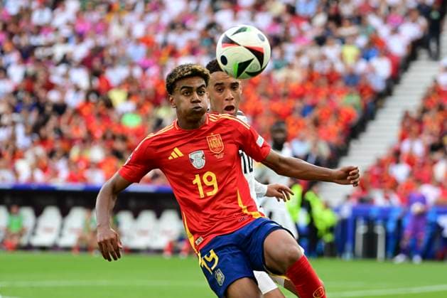 Jamal Musiala 10 (Deutschland) im Zweikampf, Aktion, mit Lamine Yamal 19 (Spanien), Spanien vs. Deutschland, Fussball, UEFA EURO, EM, Europameisterschaft,Fussball 2024, Viertelfinale, 05.07.2024 Stuttgart Baden-Würtemberg Deutschland