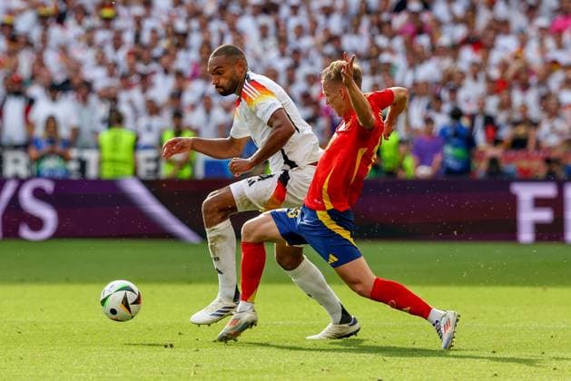im Zweikampf, Aktion, mit Jonathan Tah 4 (Deutschland), Dani Olmo 10 (Spanien), Spanien vs. Deutschland, Fussball, UEFA EURO, EM, Europameisterschaft,Fussball 2024, Viertelfinale, 05.07.2024 Stuttgart Baden-Wuerttemberg Deutschland
