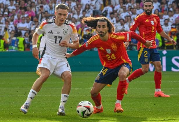 05.07.2024, xsltx, Fussball EM 2024 1 4 Finale, Deutschland - Spanien emspor, v.l. Florian Wirtz (Deutschland), Marc Cucurella (Spanien) Zweikampf, Aktion, action, battle for the ball (DFL DFB REGULATIONS PROHIBIT ANY USE OF PHOTOGRAPHS as IMAGE SEQUENCES and or QUASI-VIDEO) Stuttgart
