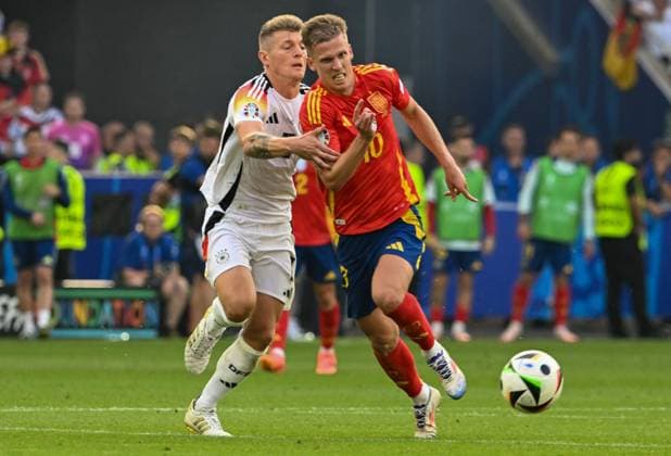 05.07.2024, xsltx, Fussball EM 2024 1 4 Finale, Deutschland - Spanien emspor, v.l. Toni Kroos (Deutschland), Dani Olmo (Spanien) Zweikampf, Aktion, action, battle for the ball (DFL DFB REGULATIONS PROHIBIT ANY USE OF PHOTOGRAPHS as IMAGE SEQUENCES and or QUASI-VIDEO) Stuttgart