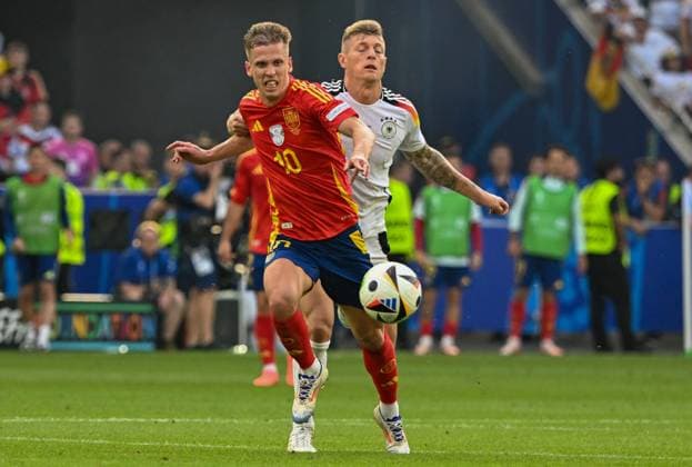 05.07.2024, xsltx, Fussball EM 2024 1 4 Finale, Deutschland - Spanien emspor, v.l. Dani Olmo (Spanien), Toni Kroos (Deutschland) Zweikampf, Aktion, action, battle for the ball (DFL DFB REGULATIONS PROHIBIT ANY USE OF PHOTOGRAPHS as IMAGE SEQUENCES and or QUASI-VIDEO) Stuttgart