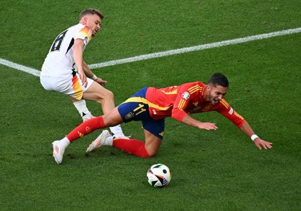 05.07.2024, xjhx, Fussball EM 2024 1 4 Finale, Deutschland - Spanien emspor, v.l. Maximilian Mittelstädt (Deutsche Fussball Nationalmannschaft DFB), Ferran Torres Garcia (Spanien) (DFL DFB REGULATIONS PROHIBIT ANY USE OF PHOTOGRAPHS as IMAGE SEQUENCES and or QUASI-VIDEO) Stuttgart