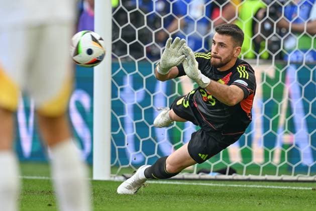 240705 EURO2024 SPAIN VS GERMANY goalkeeper Unai Simon (23) of Spain pictured in action during a soccer game between the national teams of Spain and Germany in the Quarter Final stage of the UEFA EURO, EM, Europameisterschaft,Fussball 2024 tournament , on Friday 5 July 2024 in Stuttgart , Germany . PHOTO SPORTPIX David Catry STUTTGART GERMANY  Copyright: xx 472104