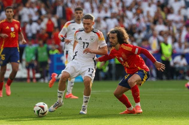 im Zweikampf, Aktion, mit Florian Wirtz 17 (Deutschland), Marc Cucurella 24 (Spanien), Spanien vs. Deutschland, Fussball, UEFA EURO, EM, Europameisterschaft,Fussball 2024, Viertelfinale, 05.07.2024 Stuttgart Baden-Wuerttemberg Deutschland