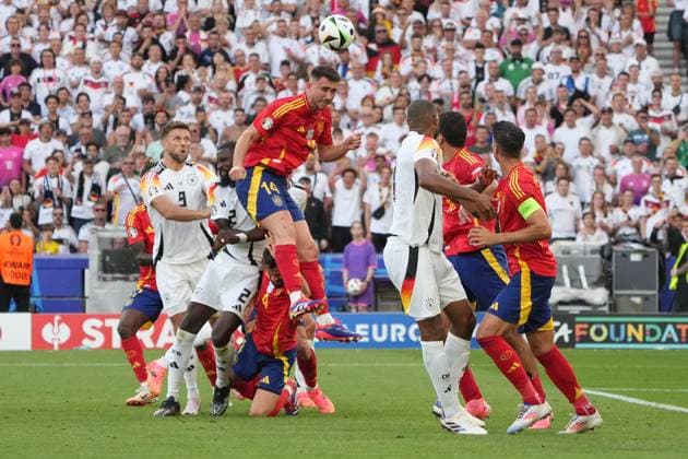 Aymeric Laporte (Spanien Spain, 14) klärt per Kopfball - Stuttgart 05.07.2024: Deutschland vs. Spanien, EURO2024, Viertelfinale, M45, EM-Arena Stuttgart