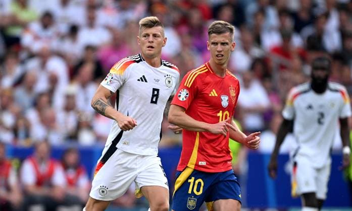 Fussball Euro 2024 Viertelfinale 05.07.2024 Spanien - Deutschland Toni Kroos (li, Deutschland) gegen Dani Olmo (re, Spanien)