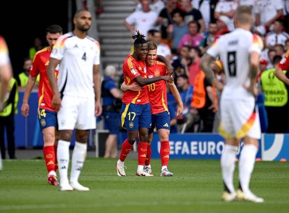 Fussball Euro 2024 Viertelfinale 05.07.2024 Spanien - Deutschland Spanien Jubel nach dem Tor zum 1-0 mit Nico Williams (li.) und dem Torschuetzen Dani Olmo (re, Spanien)
