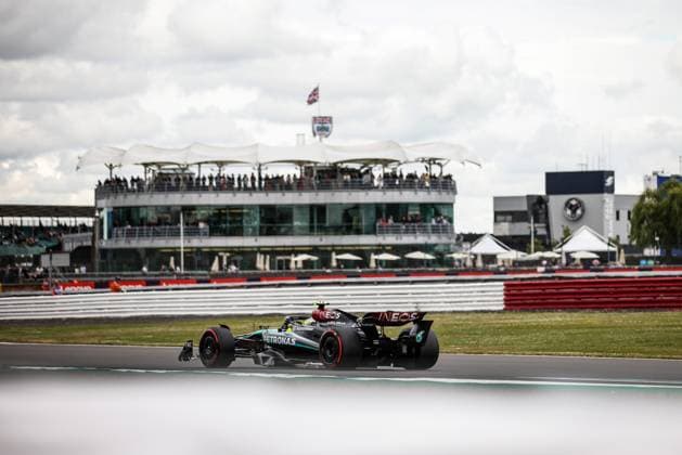 44 HAMILTON Lewis (gbr), Mercedes AMG F1 Team W15, action during the Formula 1 Qatar Airways British Grand Prix 2024, 12th round of the 2024 Formula One World Championship, WM, Weltmeisterschaft from July 5 to 7, 2024 on the Silverstone Circuit, in Silverstone, United Kingdom - F1 - BRITISH GRAND PRIX 2024 DPPI Panoramic  240705_R12_GRAN_BRETAGNA_DP_XB5_3747