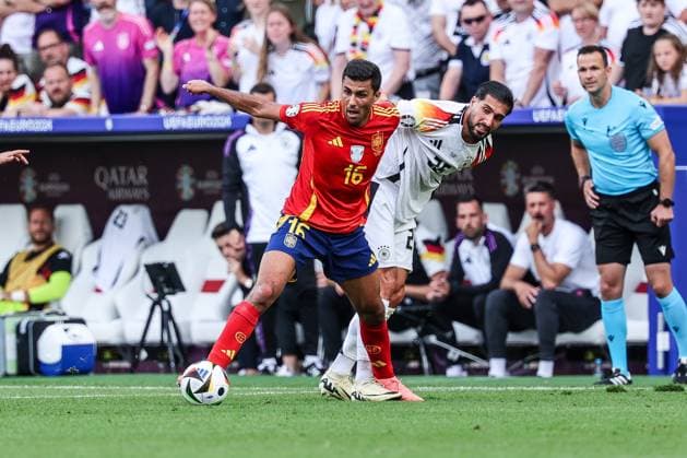 Fussball, UEFA EURO, EM, Europameisterschaft,Fussball 2024 Viertelfinale Spanien - Deutschland 05.07.2024, Stuttgart Arena Rodri (Spanien, 16) Emre Can (Deutschland, 25) Stuttgart Stuttgart Arena Baden-Württemberg Deutschland