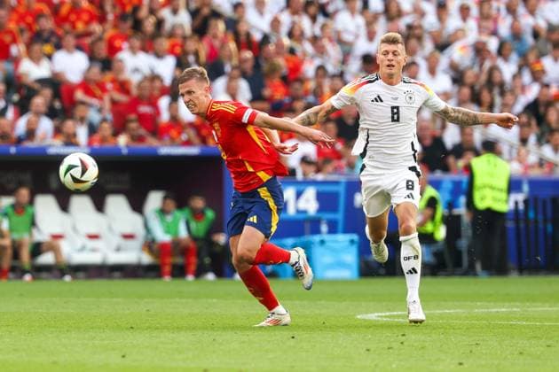 im Zweikampf, Aktion, mit Dani Olmo 10 (Spanien), Toni Kross 8 (Deutschland), Spanien vs. Deutschland, Fussball, UEFA EURO, EM, Europameisterschaft,Fussball 2024, Viertelfinale, 05.07.2024 Stuttgart Baden-Wuerttemberg Deutschland