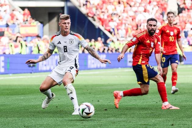 Fussball, UEFA EURO, EM, Europameisterschaft,Fussball 2024 Viertelfinale Spanien - Deutschland 05.07.2024, Stuttgart Arena Toni Kroos (Deutschland, 8) Daniel Carvajal (Spanien, 2) Stuttgart Stuttgart Arena Baden-Württemberg Deutschland