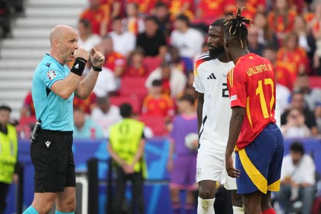 Antonio Rüdiger (Deutschland Germany, 02) und Nico Williams (Spanien Spain, 17) werden ermahnt - Stuttgart 05.07.2024: Deutschland vs. Spanien, EURO2024, Viertelfinale, M45, EM-Arena Stuttgart