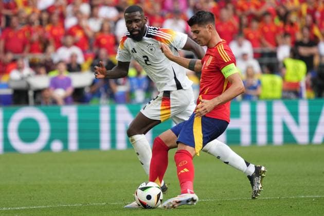 Alvaro Morata (Spanien Spain, 07) im Zweikampf mit Antonio Rüdiger (Deutschland Germany, 02) - Stuttgart 05.07.2024: Deutschland vs. Spanien, EURO2024, Viertelfinale, M45, EM-Arena Stuttgart