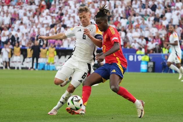 Joshua Kimmich (Deutschland Germany, 06) im Zweikampf mit Nico Williams (Spanien Spain, 17) - Stuttgart 05.07.2024: Deutschland vs. Spanien, EURO2024, Viertelfinale, M45, EM-Arena Stuttgart