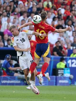 Maximilian Mittelstädt im Zweikampf mit Dani Olmo Spielszene Aktion Fußball Fussball Europameisterschaft Euro 2024 EM Viertelfinale Herren Saison 2023 2024 05.07.2024 Spanien ESP vs. Deutschland GER in Stuttgart DFL regulations prohibit any use of photographs as image sequences and or quasi-video.